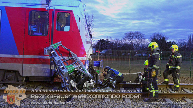 20240208 Sattelzug kollidiert mit Aspangbahn bei Traiskirchen Foto: Stefan Schneider BFKDO BADEN 20240208 Sattelzug kollidiert mit Aspangbahn bei Traiskirchen Foto: Stefan Schneider BFKDO BADEN