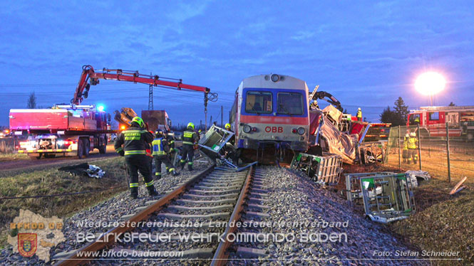 20240208 Sattelzug kollidiert mit Aspangbahn bei Traiskirchen Foto: Stefan Schneider BFKDO BADEN 20240208 Sattelzug kollidiert mit Aspangbahn bei Traiskirchen Foto: Stefan Schneider BFKDO BADEN