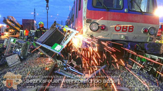 20240208 Sattelzug kollidiert mit Aspangbahn bei Traiskirchen Foto: Stefan Schneider BFKDO BADEN 20240208 Sattelzug kollidiert mit Aspangbahn bei Traiskirchen Foto: Stefan Schneider BFKDO BADEN