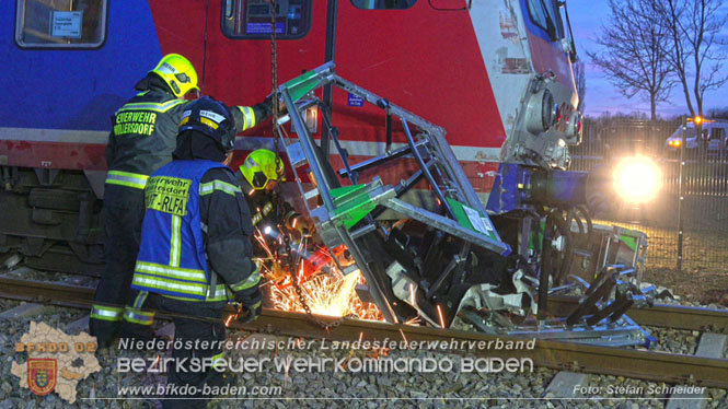 20240208 Sattelzug kollidiert mit Aspangbahn bei Traiskirchen Foto: Stefan Schneider BFKDO BADEN 20240208 Sattelzug kollidiert mit Aspangbahn bei Traiskirchen Foto: Stefan Schneider BFKDO BADEN