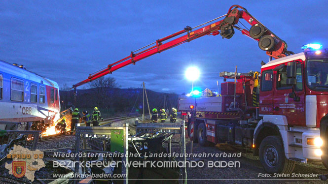 20240208 Sattelzug kollidiert mit Aspangbahn bei Traiskirchen Foto: Stefan Schneider BFKDO BADEN 20240208 Sattelzug kollidiert mit Aspangbahn bei Traiskirchen Foto: Stefan Schneider BFKDO BADEN