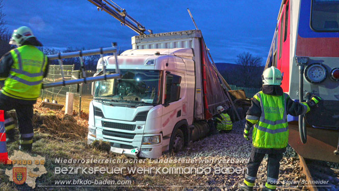 20240208 Sattelzug kollidiert mit Aspangbahn bei Traiskirchen Foto: Stefan Schneider BFKDO BADEN 20240208 Sattelzug kollidiert mit Aspangbahn bei Traiskirchen Foto: Stefan Schneider BFKDO BADEN