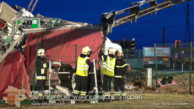 20240208 Sattelzug kollidiert mit Aspangbahn bei Traiskirchen Foto: Stefan Schneider BFKDO BADEN 20240208 Sattelzug kollidiert mit Aspangbahn bei Traiskirchen Foto: Stefan Schneider BFKDO BADEN