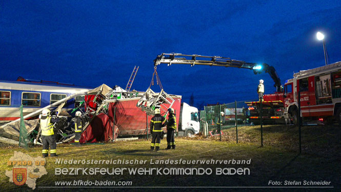 20240208 Sattelzug kollidiert mit Aspangbahn bei Traiskirchen Foto: Stefan Schneider BFKDO BADEN 20240208 Sattelzug kollidiert mit Aspangbahn bei Traiskirchen Foto: Stefan Schneider BFKDO BADEN