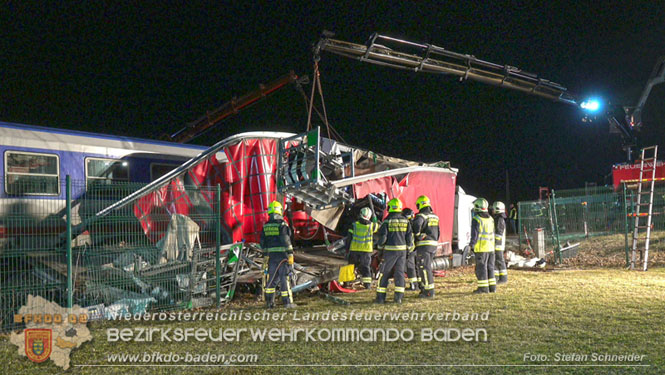 20240208 Sattelzug kollidiert mit Aspangbahn bei Traiskirchen Foto: Stefan Schneider BFKDO BADEN 20240208 Sattelzug kollidiert mit Aspangbahn bei Traiskirchen Foto: Stefan Schneider BFKDO BADEN