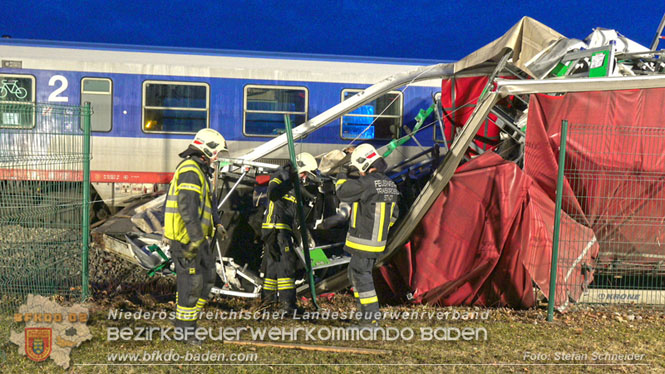 20240208 Sattelzug kollidiert mit Aspangbahn bei Traiskirchen Foto: Stefan Schneider BFKDO BADEN 20240208 Sattelzug kollidiert mit Aspangbahn bei Traiskirchen Foto: Stefan Schneider BFKDO BADEN