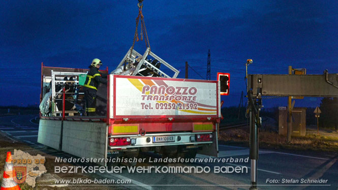 20240208 Sattelzug kollidiert mit Aspangbahn bei Traiskirchen Foto: Stefan Schneider BFKDO BADEN 20240208 Sattelzug kollidiert mit Aspangbahn bei Traiskirchen Foto: Stefan Schneider BFKDO BADEN