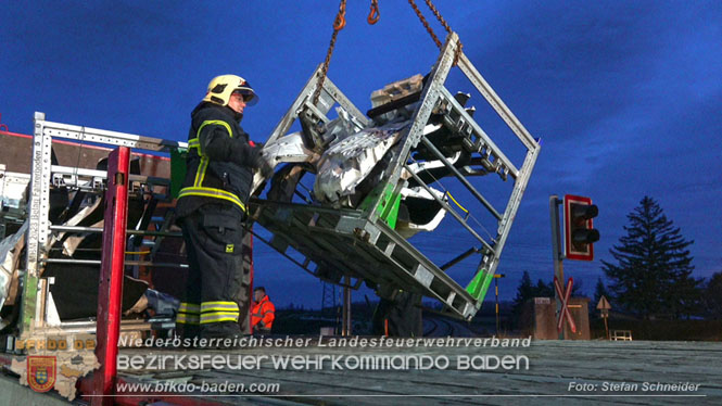 20240208 Sattelzug kollidiert mit Aspangbahn bei Traiskirchen Foto: Stefan Schneider BFKDO BADEN 20240208 Sattelzug kollidiert mit Aspangbahn bei Traiskirchen Foto: Stefan Schneider BFKDO BADEN