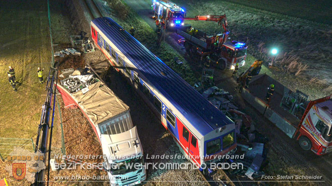 20240208 Sattelzug kollidiert mit Aspangbahn bei Traiskirchen Foto: Stefan Schneider BFKDO BADEN 20240208 Sattelzug kollidiert mit Aspangbahn bei Traiskirchen Foto: Stefan Schneider BFKDO BADEN
