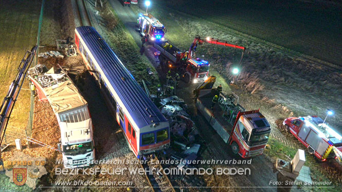 20240208 Sattelzug kollidiert mit Aspangbahn bei Traiskirchen Foto: Stefan Schneider BFKDO BADEN 20240208 Sattelzug kollidiert mit Aspangbahn bei Traiskirchen Foto: Stefan Schneider BFKDO BADEN