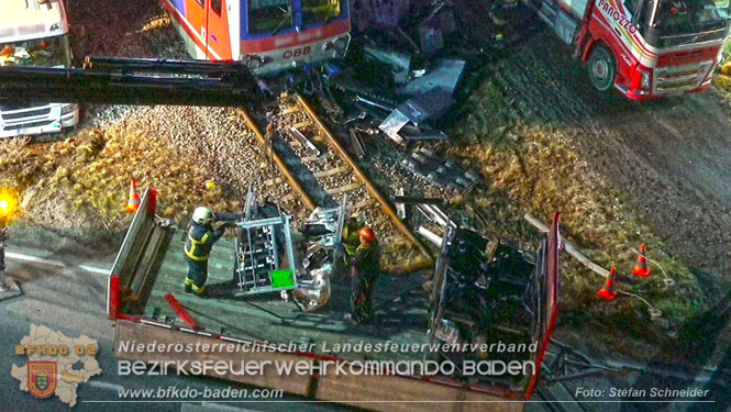 20240208 Sattelzug kollidiert mit Aspangbahn bei Traiskirchen Foto: Stefan Schneider BFKDO BADEN 20240208 Sattelzug kollidiert mit Aspangbahn bei Traiskirchen Foto: Stefan Schneider BFKDO BADEN