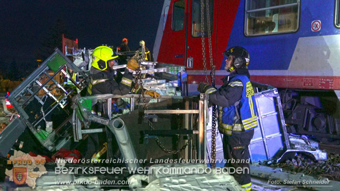 20240208 Sattelzug kollidiert mit Aspangbahn bei Traiskirchen Foto: Stefan Schneider BFKDO BADEN 20240208 Sattelzug kollidiert mit Aspangbahn bei Traiskirchen Foto: Stefan Schneider BFKDO BADEN