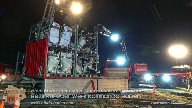 20240208 Sattelzug kollidiert mit Aspangbahn bei Traiskirchen Foto: Stefan Schneider BFKDO BADEN 20240208 Sattelzug kollidiert mit Aspangbahn bei Traiskirchen Foto: Stefan Schneider BFKDO BADEN