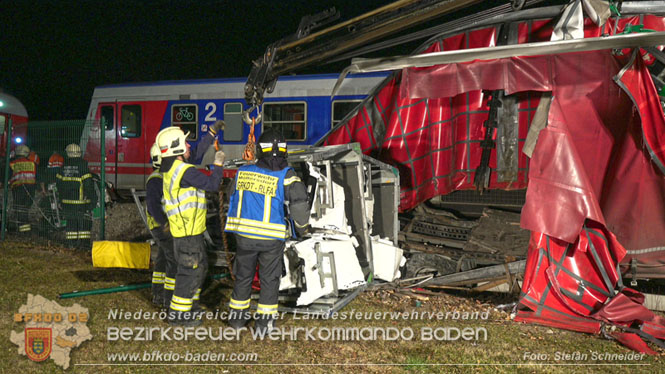 20240208 Sattelzug kollidiert mit Aspangbahn bei Traiskirchen Foto: Stefan Schneider BFKDO BADEN 20240208 Sattelzug kollidiert mit Aspangbahn bei Traiskirchen Foto: Stefan Schneider BFKDO BADEN