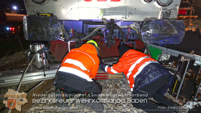20240208 Sattelzug kollidiert mit Aspangbahn bei Traiskirchen Foto: Stefan Schneider BFKDO BADEN 20240208 Sattelzug kollidiert mit Aspangbahn bei Traiskirchen Foto: Stefan Schneider BFKDO BADEN