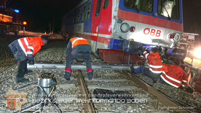 20240208 Sattelzug kollidiert mit Aspangbahn bei Traiskirchen Foto: Stefan Schneider BFKDO BADEN 20240208 Sattelzug kollidiert mit Aspangbahn bei Traiskirchen Foto: Stefan Schneider BFKDO BADEN