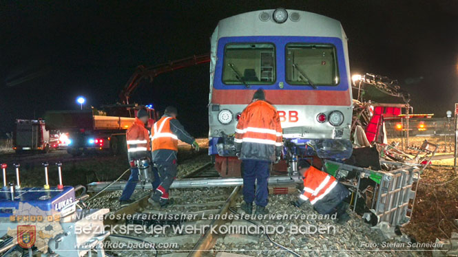 20240208 Sattelzug kollidiert mit Aspangbahn bei Traiskirchen Foto: Stefan Schneider BFKDO BADEN 20240208 Sattelzug kollidiert mit Aspangbahn bei Traiskirchen Foto: Stefan Schneider BFKDO BADEN