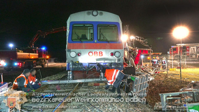 20240208 Sattelzug kollidiert mit Aspangbahn bei Traiskirchen Foto: Stefan Schneider BFKDO BADEN 20240208 Sattelzug kollidiert mit Aspangbahn bei Traiskirchen Foto: Stefan Schneider BFKDO BADEN