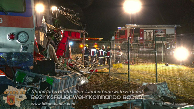 20240208 Sattelzug kollidiert mit Aspangbahn bei Traiskirchen Foto: Stefan Schneider BFKDO BADEN 20240208 Sattelzug kollidiert mit Aspangbahn bei Traiskirchen Foto: Stefan Schneider BFKDO BADEN