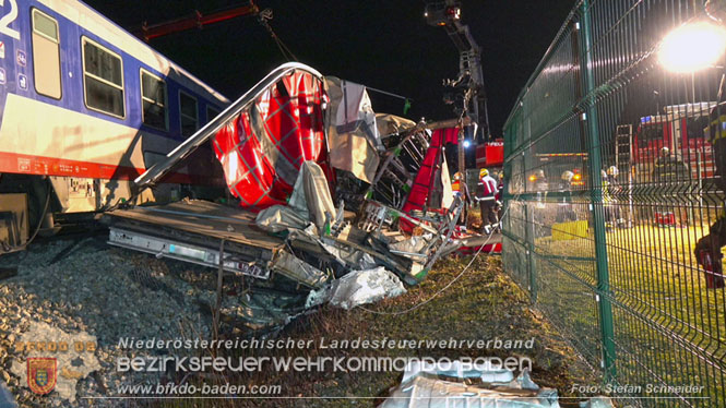 20240208 Sattelzug kollidiert mit Aspangbahn bei Traiskirchen Foto: Stefan Schneider BFKDO BADEN 20240208 Sattelzug kollidiert mit Aspangbahn bei Traiskirchen Foto: Stefan Schneider BFKDO BADEN
