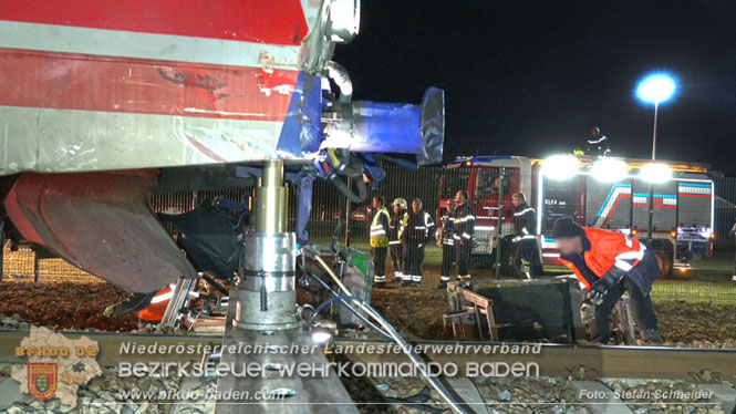 20240208 Sattelzug kollidiert mit Aspangbahn bei Traiskirchen Foto: Stefan Schneider BFKDO BADEN 20240208 Sattelzug kollidiert mit Aspangbahn bei Traiskirchen Foto: Stefan Schneider BFKDO BADEN