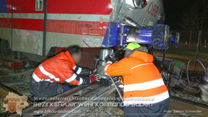 20240208 Sattelzug kollidiert mit Aspangbahn bei Traiskirchen Foto: Stefan Schneider BFKDO BADEN 20240208 Sattelzug kollidiert mit Aspangbahn bei Traiskirchen Foto: Stefan Schneider BFKDO BADEN