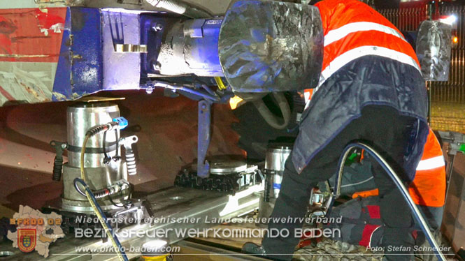 20240208 Sattelzug kollidiert mit Aspangbahn bei Traiskirchen Foto: Stefan Schneider BFKDO BADEN 20240208 Sattelzug kollidiert mit Aspangbahn bei Traiskirchen Foto: Stefan Schneider BFKDO BADEN