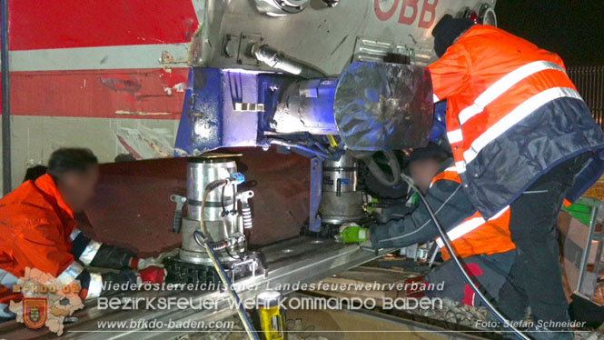 20240208 Sattelzug kollidiert mit Aspangbahn bei Traiskirchen Foto: Stefan Schneider BFKDO BADEN 20240208 Sattelzug kollidiert mit Aspangbahn bei Traiskirchen Foto: Stefan Schneider BFKDO BADEN
