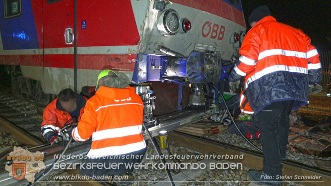 20240208 Sattelzug kollidiert mit Aspangbahn bei Traiskirchen Foto: Stefan Schneider BFKDO BADEN 20240208 Sattelzug kollidiert mit Aspangbahn bei Traiskirchen Foto: Stefan Schneider BFKDO BADEN