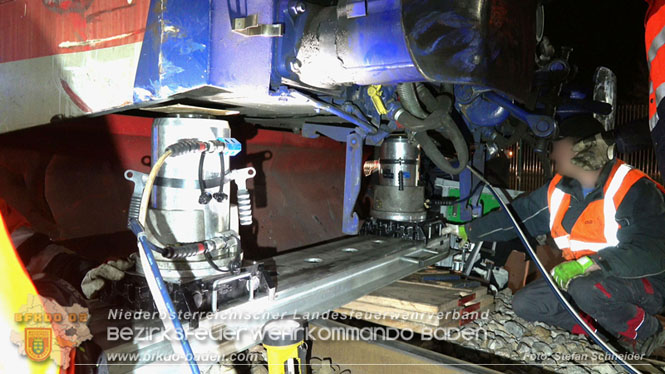 20240208 Sattelzug kollidiert mit Aspangbahn bei Traiskirchen Foto: Stefan Schneider BFKDO BADEN 20240208 Sattelzug kollidiert mit Aspangbahn bei Traiskirchen Foto: Stefan Schneider BFKDO BADEN