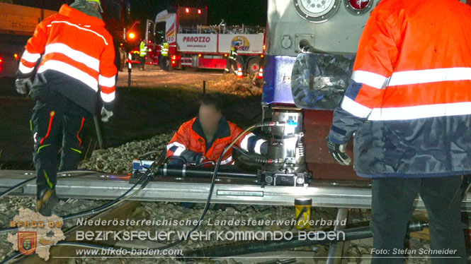 20240208 Sattelzug kollidiert mit Aspangbahn bei Traiskirchen Foto: Stefan Schneider BFKDO BADEN 20240208 Sattelzug kollidiert mit Aspangbahn bei Traiskirchen Foto: Stefan Schneider BFKDO BADEN