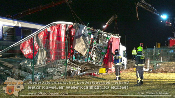 20240208 Sattelzug kollidiert mit Aspangbahn bei Traiskirchen Foto: Stefan Schneider BFKDO BADEN 20240208 Sattelzug kollidiert mit Aspangbahn bei Traiskirchen Foto: Stefan Schneider BFKDO BADEN