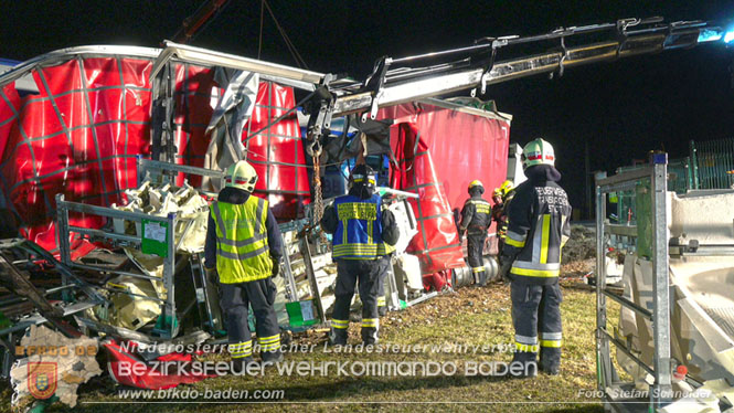 20240208 Sattelzug kollidiert mit Aspangbahn bei Traiskirchen Foto: Stefan Schneider BFKDO BADEN 20240208 Sattelzug kollidiert mit Aspangbahn bei Traiskirchen Foto: Stefan Schneider BFKDO BADEN