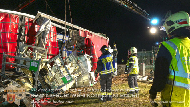 20240208 Sattelzug kollidiert mit Aspangbahn bei Traiskirchen Foto: Stefan Schneider BFKDO BADEN 20240208 Sattelzug kollidiert mit Aspangbahn bei Traiskirchen Foto: Stefan Schneider BFKDO BADEN