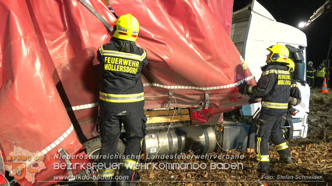 20240208 Sattelzug kollidiert mit Aspangbahn bei Traiskirchen Foto: Stefan Schneider BFKDO BADEN 20240208 Sattelzug kollidiert mit Aspangbahn bei Traiskirchen Foto: Stefan Schneider BFKDO BADEN