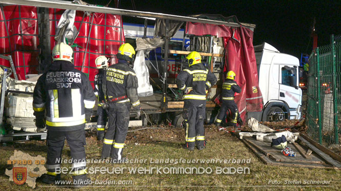20240208 Sattelzug kollidiert mit Aspangbahn bei Traiskirchen Foto: Stefan Schneider BFKDO BADEN 20240208 Sattelzug kollidiert mit Aspangbahn bei Traiskirchen Foto: Stefan Schneider BFKDO BADEN
