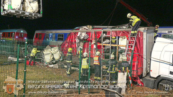 20240208 Sattelzug kollidiert mit Aspangbahn bei Traiskirchen Foto: Stefan Schneider BFKDO BADEN 20240208 Sattelzug kollidiert mit Aspangbahn bei Traiskirchen Foto: Stefan Schneider BFKDO BADEN