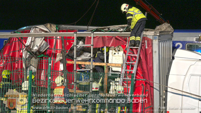 20240208 Sattelzug kollidiert mit Aspangbahn bei Traiskirchen Foto: Stefan Schneider BFKDO BADEN 20240208 Sattelzug kollidiert mit Aspangbahn bei Traiskirchen Foto: Stefan Schneider BFKDO BADEN