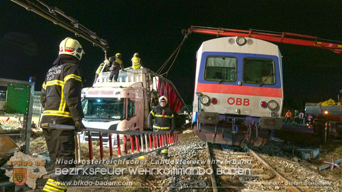 20240208 Sattelzug kollidiert mit Aspangbahn bei Traiskirchen Foto: Stefan Schneider BFKDO BADEN 20240208 Sattelzug kollidiert mit Aspangbahn bei Traiskirchen Foto: Stefan Schneider BFKDO BADEN