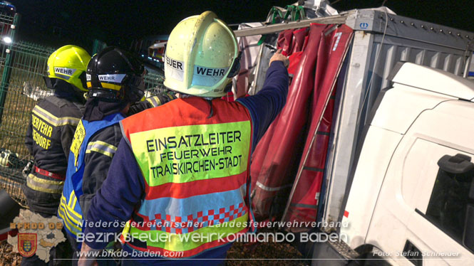 20240208 Sattelzug kollidiert mit Aspangbahn bei Traiskirchen Foto: Stefan Schneider BFKDO BADEN 20240208 Sattelzug kollidiert mit Aspangbahn bei Traiskirchen Foto: Stefan Schneider BFKDO BADEN