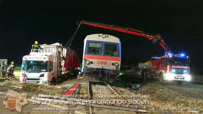 20240208 Sattelzug kollidiert mit Aspangbahn bei Traiskirchen Foto: Stefan Schneider BFKDO BADEN 20240208 Sattelzug kollidiert mit Aspangbahn bei Traiskirchen Foto: Stefan Schneider BFKDO BADEN