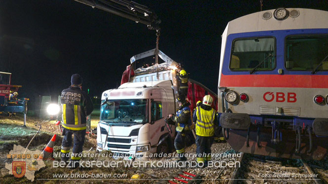 20240208 Sattelzug kollidiert mit Aspangbahn bei Traiskirchen Foto: Stefan Schneider BFKDO BADEN 20240208 Sattelzug kollidiert mit Aspangbahn bei Traiskirchen Foto: Stefan Schneider BFKDO BADEN