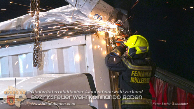 20240208 Sattelzug kollidiert mit Aspangbahn bei Traiskirchen Foto: Stefan Schneider BFKDO BADEN 20240208 Sattelzug kollidiert mit Aspangbahn bei Traiskirchen Foto: Stefan Schneider BFKDO BADEN
