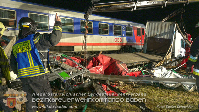 20240208 Sattelzug kollidiert mit Aspangbahn bei Traiskirchen Foto: Stefan Schneider BFKDO BADEN 20240208 Sattelzug kollidiert mit Aspangbahn bei Traiskirchen Foto: Stefan Schneider BFKDO BADEN