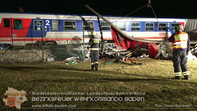 20240208 Sattelzug kollidiert mit Aspangbahn bei Traiskirchen Foto: Stefan Schneider BFKDO BADEN 20240208 Sattelzug kollidiert mit Aspangbahn bei Traiskirchen Foto: Stefan Schneider BFKDO BADEN