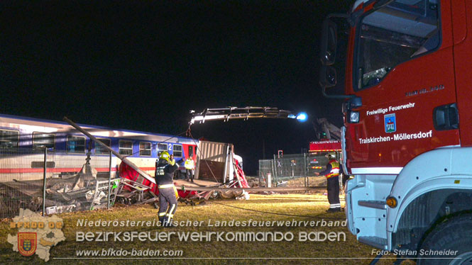 20240208 Sattelzug kollidiert mit Aspangbahn bei Traiskirchen Foto: Stefan Schneider BFKDO BADEN 20240208 Sattelzug kollidiert mit Aspangbahn bei Traiskirchen Foto: Stefan Schneider BFKDO BADEN