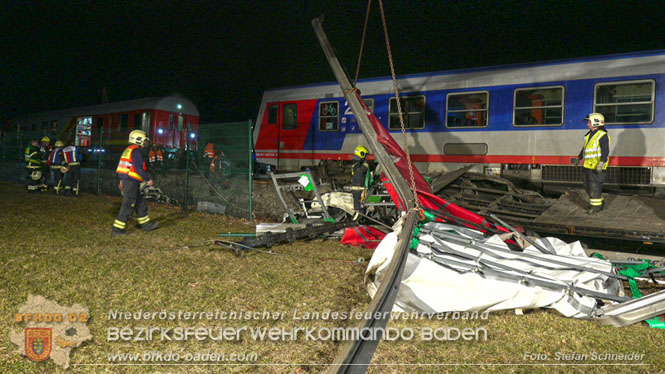 20240208 Sattelzug kollidiert mit Aspangbahn bei Traiskirchen Foto: Stefan Schneider BFKDO BADEN 20240208 Sattelzug kollidiert mit Aspangbahn bei Traiskirchen Foto: Stefan Schneider BFKDO BADEN