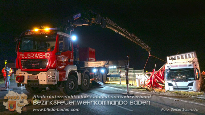 20240208 Sattelzug kollidiert mit Aspangbahn bei Traiskirchen Foto: Stefan Schneider BFKDO BADEN 20240208 Sattelzug kollidiert mit Aspangbahn bei Traiskirchen Foto: Stefan Schneider BFKDO BADEN