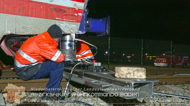 20240208 Sattelzug kollidiert mit Aspangbahn bei Traiskirchen Foto: Stefan Schneider BFKDO BADEN 20240208 Sattelzug kollidiert mit Aspangbahn bei Traiskirchen Foto: Stefan Schneider BFKDO BADEN