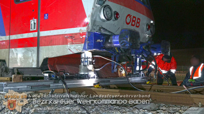 20240208 Sattelzug kollidiert mit Aspangbahn bei Traiskirchen Foto: Stefan Schneider BFKDO BADEN 20240208 Sattelzug kollidiert mit Aspangbahn bei Traiskirchen Foto: Stefan Schneider BFKDO BADEN